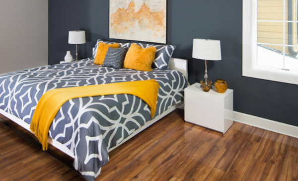 Lantai kayu dengan aksen cat berwarna-warni